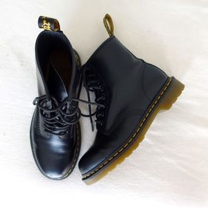 1460 SMOOTH LEATHER LACE UP BOOTS